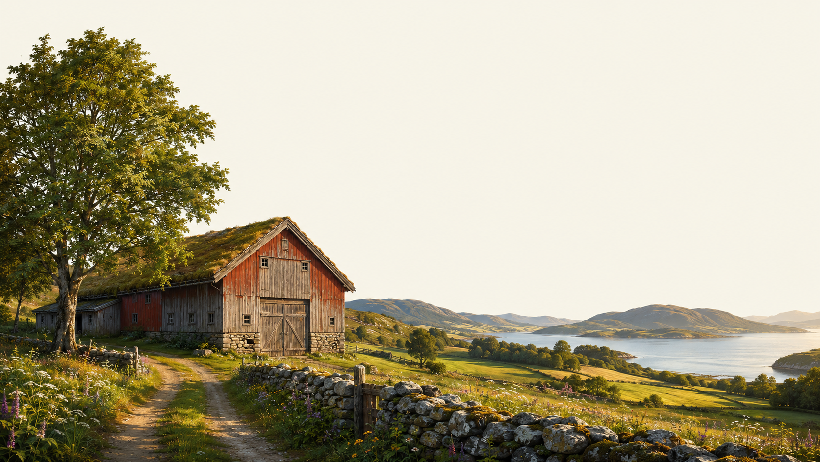 Rød låve og stort tre i norsk kulturlandskap ved fjorden